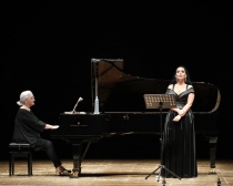 Cecilia Gasdia, madre, al piano e Anastasia bartoli, figlia, alla voce. ROF 2023